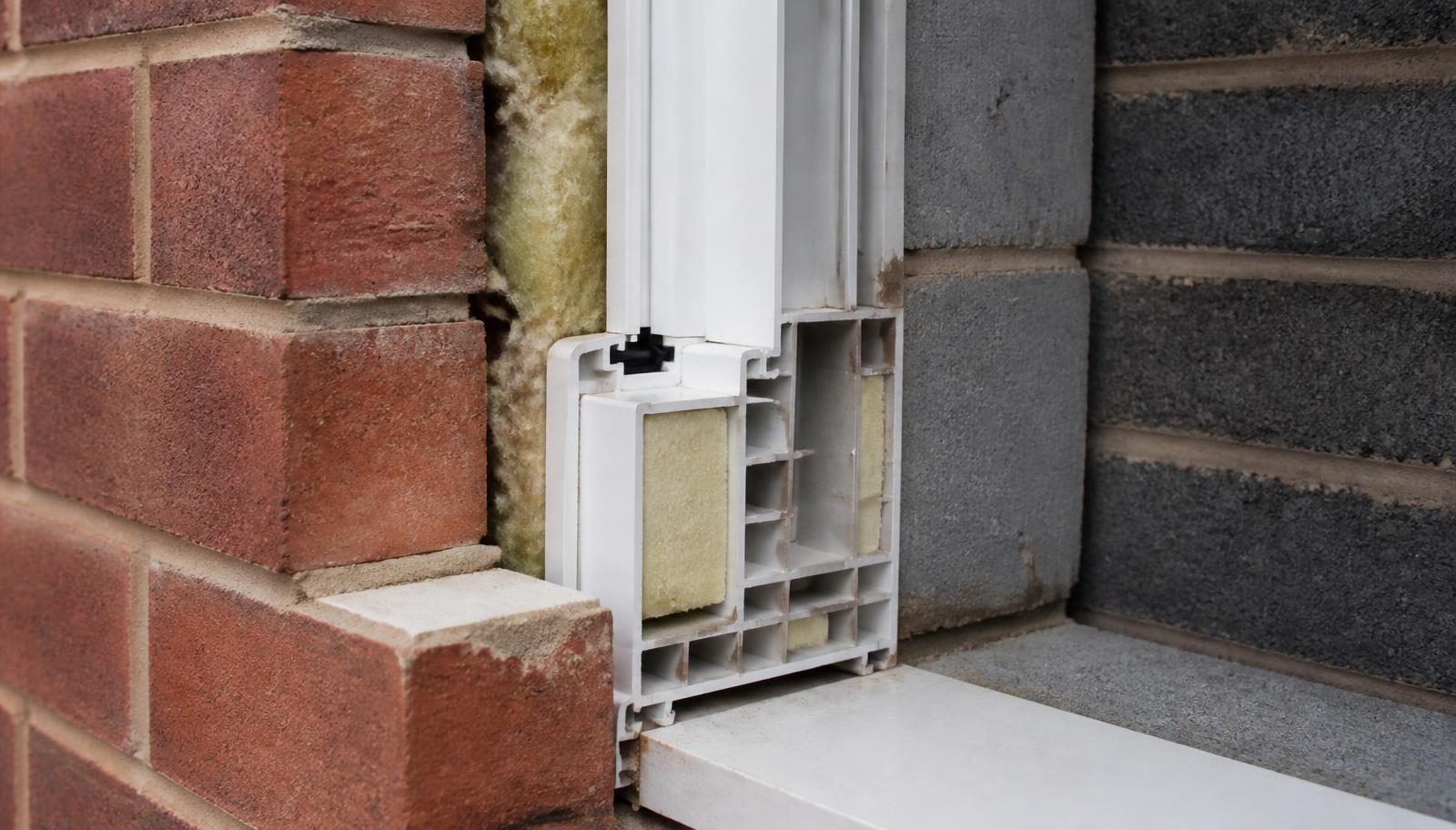 Insulated cavity closer profile fitted into a brick and block cavity wall window opening